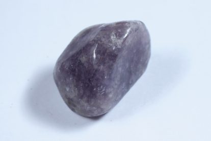 Un mineral de lepidolita que contiene litio, una sustancia utilizada en las baterías de teléfonos móviles. Créditos: Sean Gallup