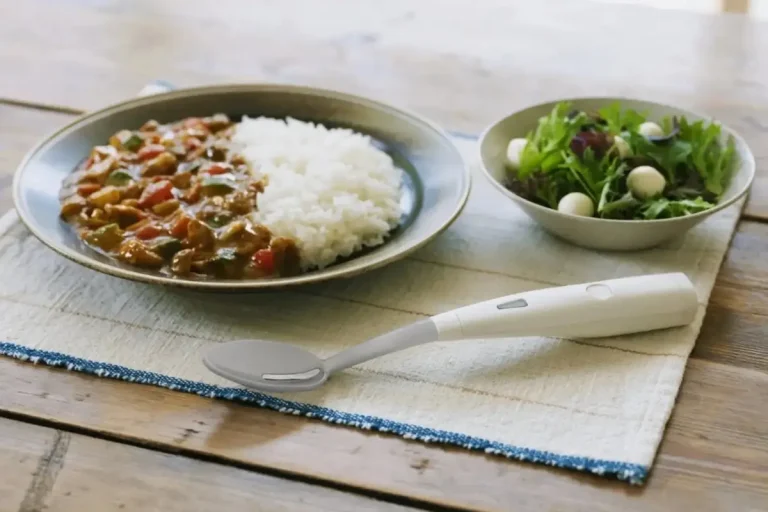 Esta cuchara eléctrica da sabor salado a tus comidas sin necesidad de añadir sal